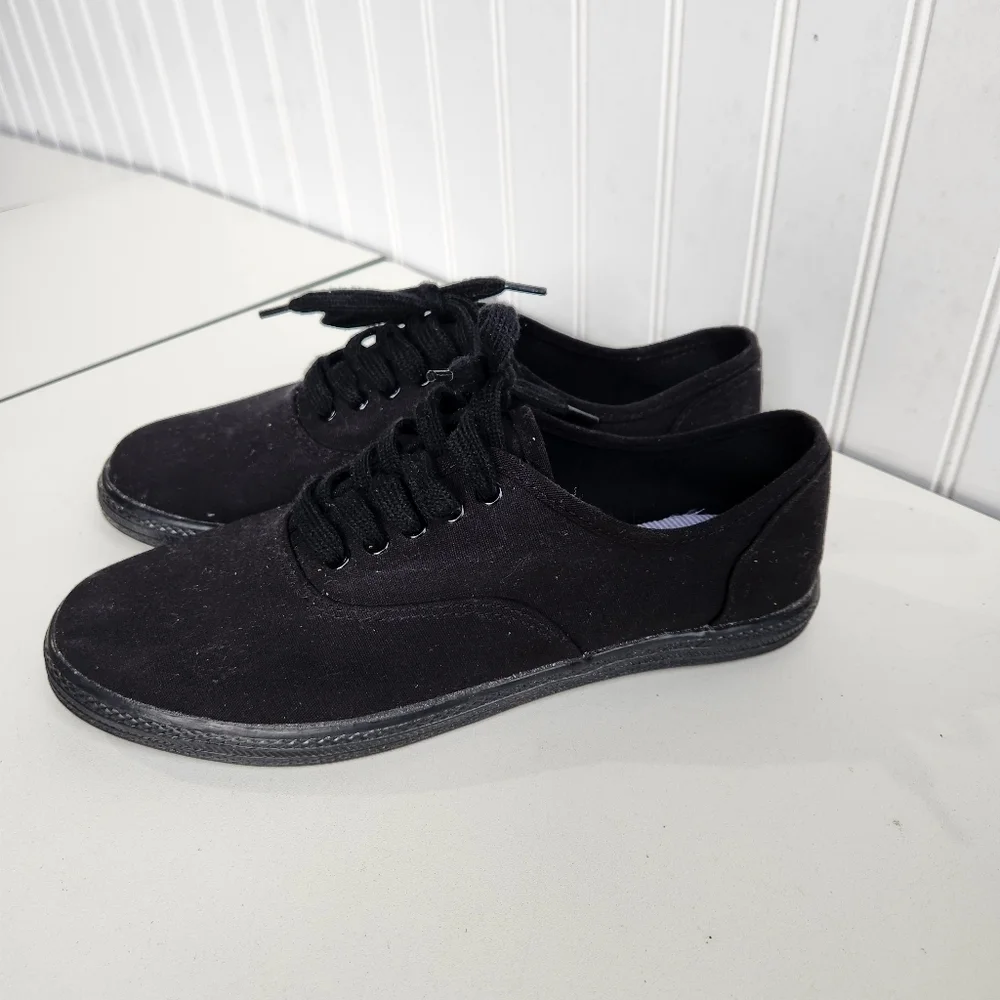 Universal Thread Shoes Womens 8 Casual Sneakers Black Canvas Low Top Lace Up